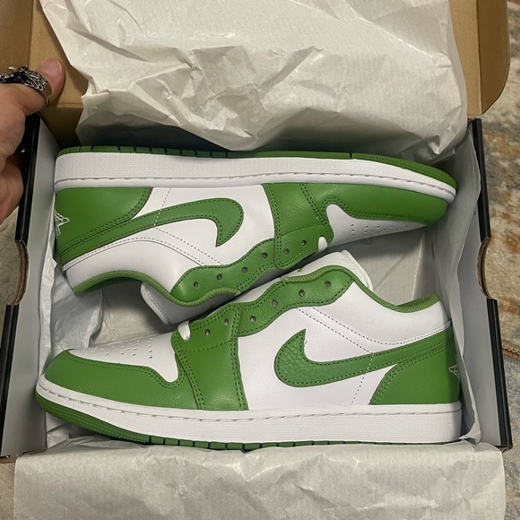 BIN Men’s Size 10 (Euro Sz 44) Air Jordan 1 Low SE Sneakers In White/Chlorophyll - Picture 16 of 16